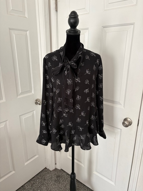 Vince Camuto Tops - Vince Camuto Black Floral Tie-Neck Ruffle Hem Blouse
